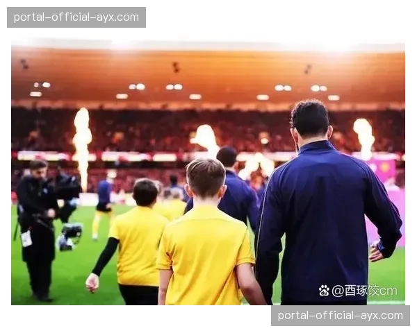 英超俱乐部社区日活动,球员与当地球迷互动 英超俱乐部社区日活动,球员与当地球迷互动